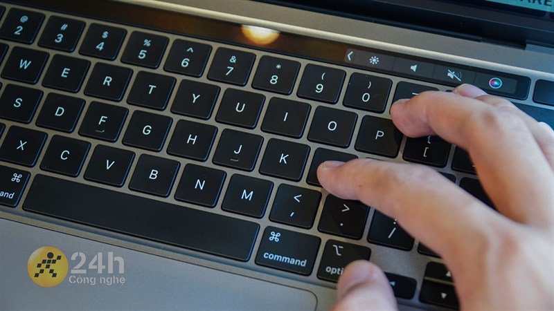Trải nghiệm gõ phím trên MacBook Pro M2 rất ngon, mình ít khi bị tình trạng gõ nhầm. Trải nghiệm gõ phím trên MacBook Pro M2 rất ngon, mình ít khi bị tình trạng gõ nhầm.