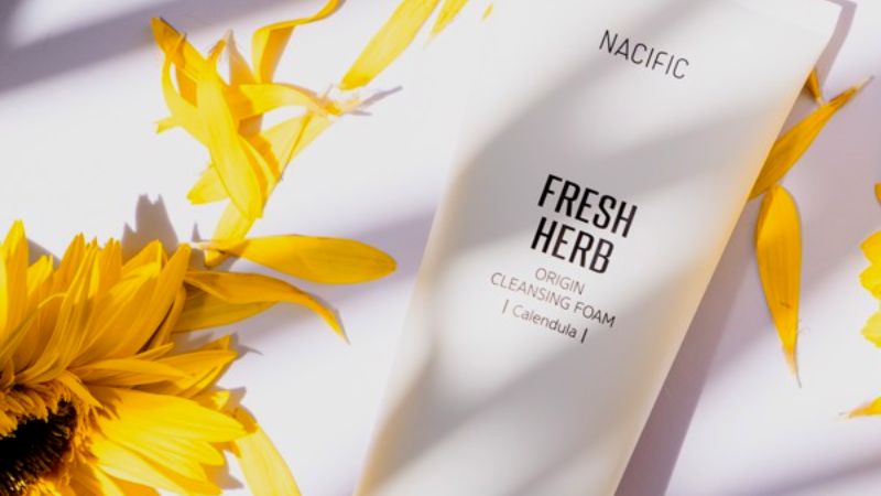 Nước tẩy trang Nacific Fresh Herb Origin Cleansing Water Calendula hộp 300ml Nước tẩy trang Nacific Fresh Herb Origin Cleansing Water Calendula hộp 300ml