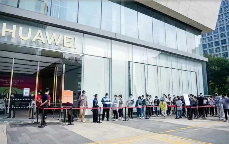 Hình ảnh người dùng phải xếp hàng dài trước cửa hàng của Huawei Hình ảnh người dùng phải xếp hàng dài trước cửa hàng của Huawei