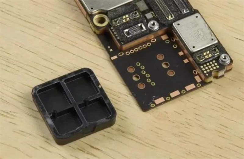 Miếng nhựa được Apple dùng để thay thế khe SIM