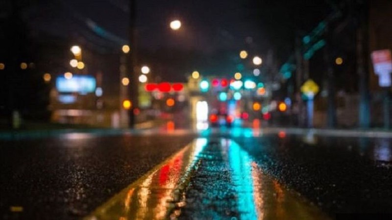 Mặt đường ướt phản chiếu ánh sáng sẽ là nơi thích hợp để chụp ảnh Bokeh