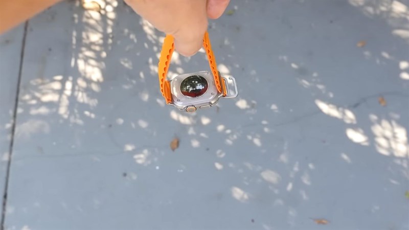 Bài kiểm tra thả rơi Apple Watch Ultra từ trên cao Bài kiểm tra thả rơi Apple Watch Ultra từ trên cao