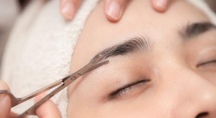 Special eyebrow trimming scissors