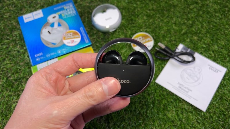 Hoco EW23 với thiết kế hộp sạc dạng xoay trông rất độc đáo