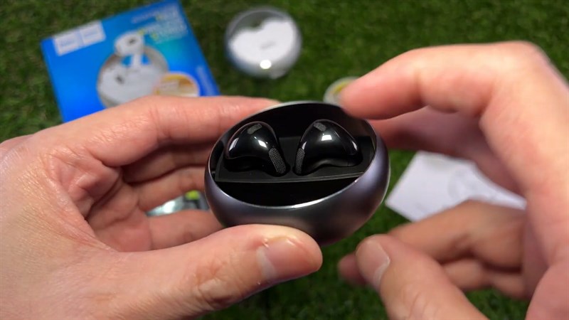 Người dùng phải xoay hộp sạc 90 độ mới có thể lấy tai nghe Hoco EW23 dễ dàng