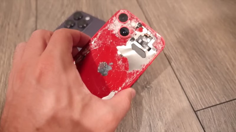 iPhone 13 gần như vỡ hoàn toàn