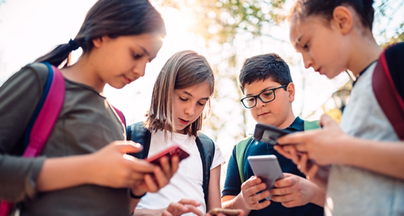 Trẻ em ngày nay có thể sử dụng điện thoại thông minh để học tập một cách dễ dàng. Nguồn: Learning Liftoff.