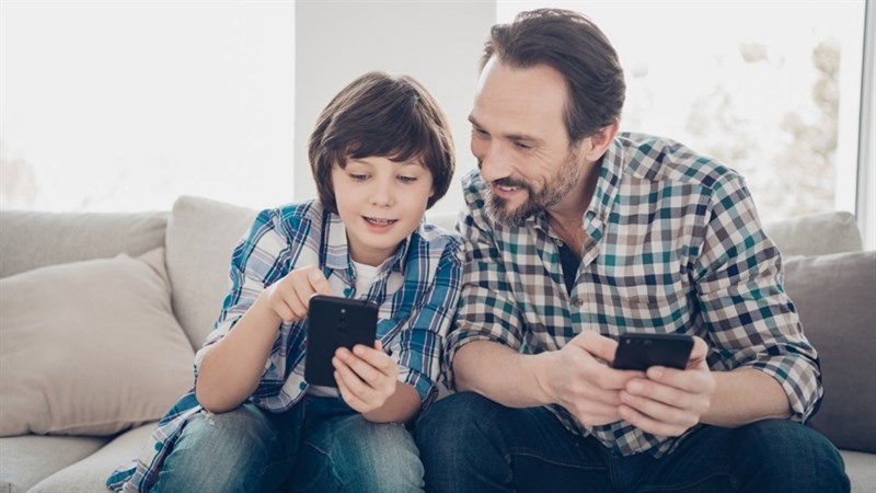 Phụ huynh cần phải kiểm soát nghiêm ngặt thời gian trẻ sử dụng điện thoại khi chưa đủ tuổi. Nguồn: Mom Blog Society.