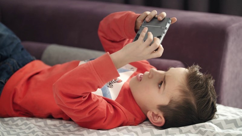 Điện thoại có cấu hình mạnh, chơi được nhiều game sẽ dễ dẫn đến việc trẻ bị nghiện sử dụng điện thoại. Nguồn: Storyblocks.