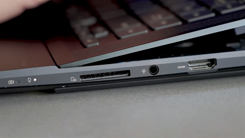 Các cổng kết nối ở cạnh phải của ASUS Zenbook Pro 16X OLED Các cổng kết nối ở cạnh phải của ASUS Zenbook Pro 16X OLED