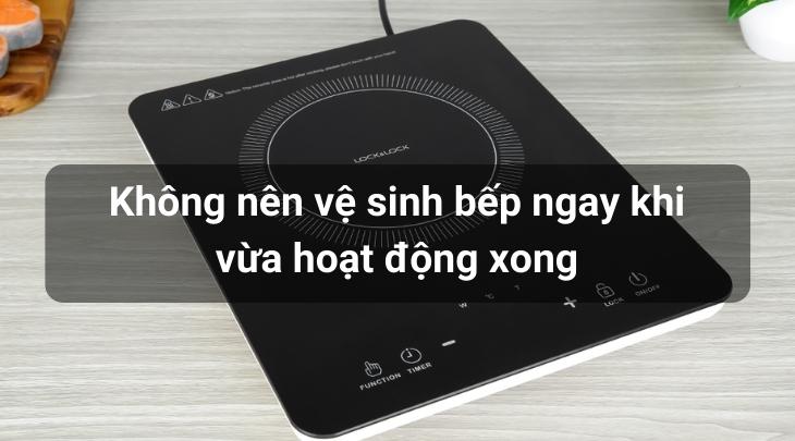 Không nên vệ sinh mặt bếp từ Lock&Lock ngay khi vừa hoạt động xong Không nên vệ sinh mặt bếp từ Lock&Lock ngay khi vừa hoạt động xong