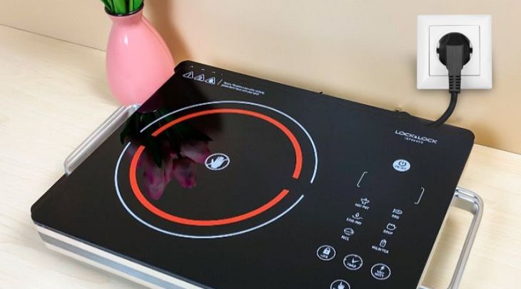 Cắm dây điện cho bếp hồng ngoại Lock&Lock với một ổ cắm phù hợp