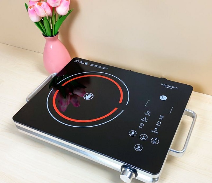 Không chạm tay vào mặt kính khi bếp đang nấu để tránh bỏng, hại da tay