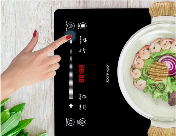 Không nên mở nhiệt độ quá cao khi vừa khởi động bếp hồng ngoại để tránh làm cháy thức ăn, dụng cụ nấu