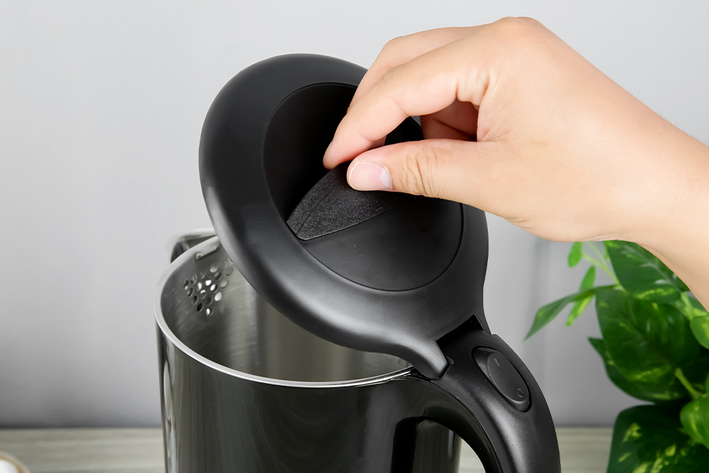 Open the Lock&Lock super fast boiling kettle by pulling the switch on the lid