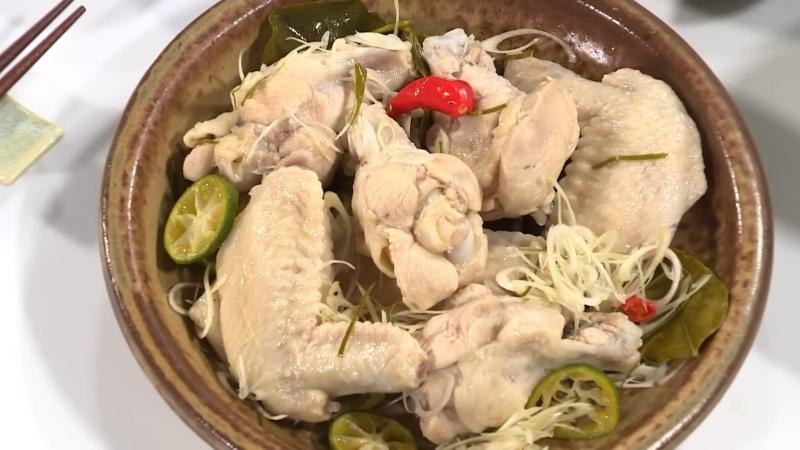 Share how to make sweet and sour lemongrass soaked chicken wings, stimulate the taste