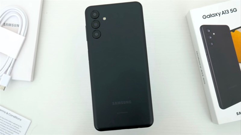 Galaxy A13 5G sở hữu một mặt lưng trơn nhám.