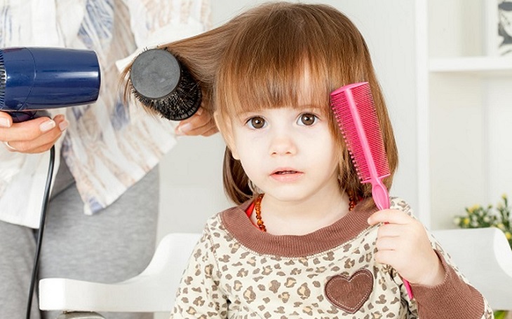 Using a hair dryer helps dry the baby's hair quickly and avoid getting cold