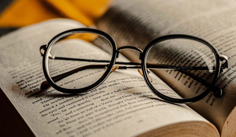 Đeo kính không độ có hại mắt không? Cách chọn kính không độ đúng cách 