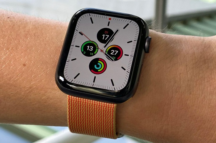 Apple Watch Series 5 và Apple Watch SE đều có kiểu mặt đồng hồ hình chữ nhật