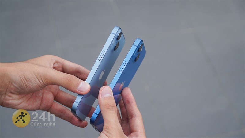 Cạnh phải của iPhone 14 (bên trái) và iPhone 13 (bên phải). Cạnh phải của iPhone 14 (bên trái) và iPhone 13 (bên phải).