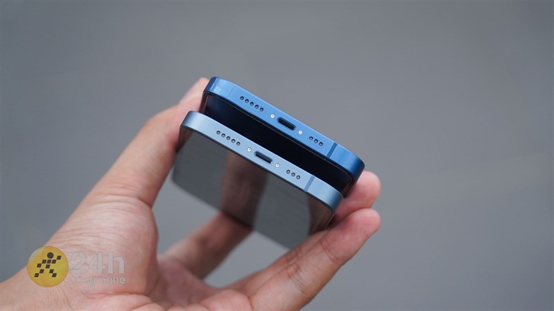 Cạnh dưới của iPhone 14 (bên trái) và iPhone 13 (bên phải). Cạnh dưới của iPhone 14 (bên trái) và iPhone 13 (bên phải).