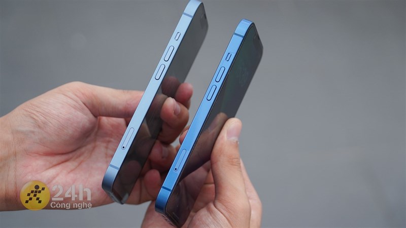 Cạnh trái của iPhone 14 (bên trái) và iPhone 13 (bên phải). Cạnh trái của iPhone 14 (bên trái) và iPhone 13 (bên phải).