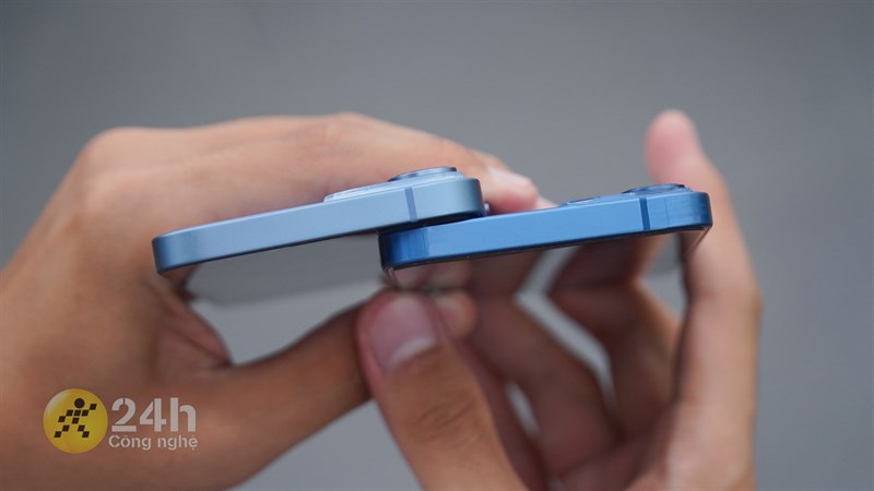 Cạnh trên của iPhone 14 (bên trái) và iPhone 13 (bên phải). Cạnh trên của iPhone 14 (bên trái) và iPhone 13 (bên phải).
