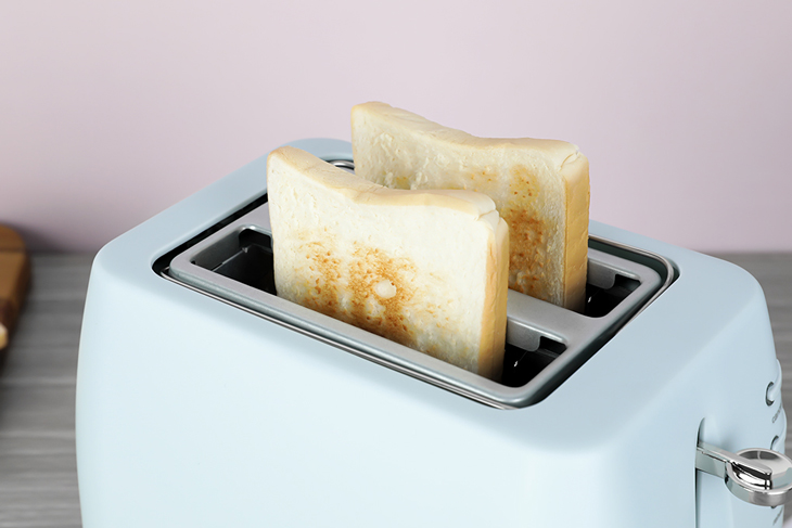 Máy nướng bánh mì Lock&Lock EJB221BLU cho phép bạn tùy chỉnh 6 mức độ hâm nóng, màu của bánh mì sau khi nướng