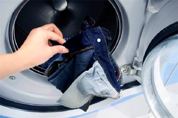 Lộn trái quần áo trước khi cho vào máy giặt