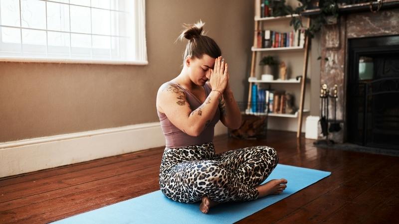 Tập thiền và yoga cũng là một cách để cân bằng cuộc sống, giảm lo âu