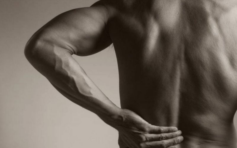 Massage thắt lưng trong lúc tắm giúp chữa đau lưng mãn tính cho nam giới