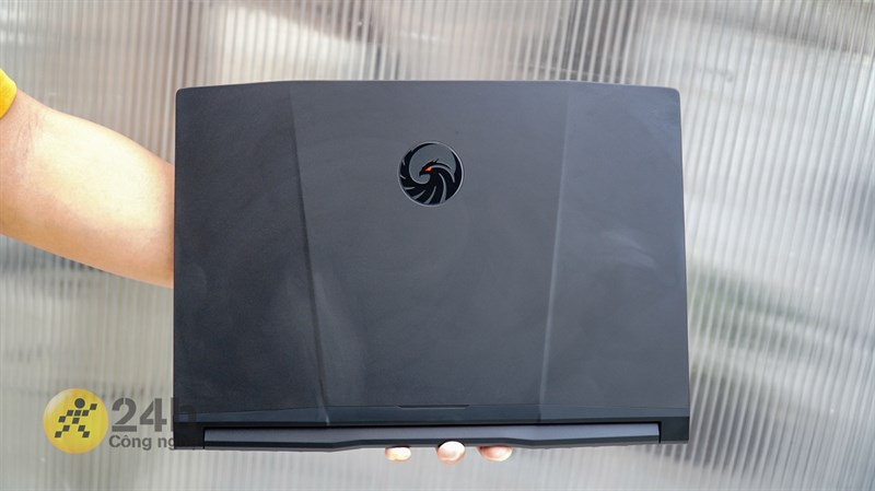 Mặt trước của MSI Gaming Alpha 15 B5EEK được cấu tạo từ chất liệu kim loại và hoàn thiện dáng nhám trông khá thanh lịch. Mặt trước của MSI Gaming Alpha 15 B5EEK được cấu tạo từ chất liệu kim loại và hoàn thiện dáng nhám trông khá thanh lịch.