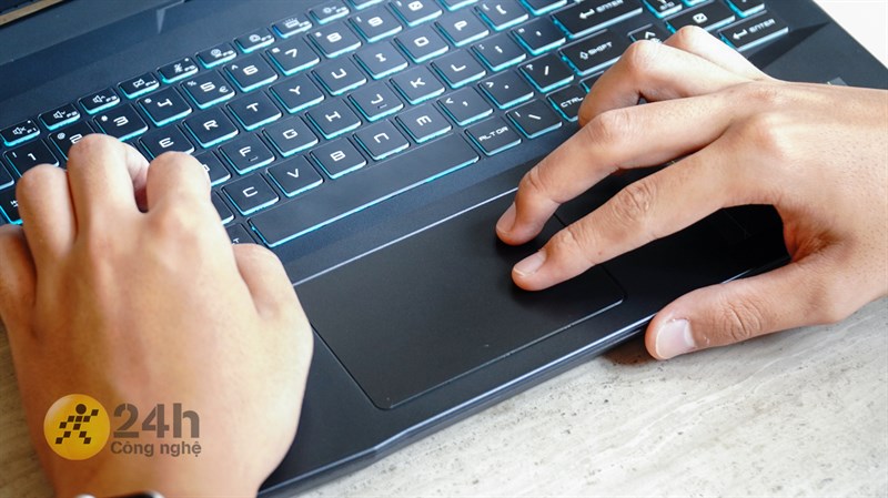 Bàn rê chuột của MSI Gaming Alpha 15 B5EEK khá nhỏ. Bàn rê chuột của MSI Gaming Alpha 15 B5EEK khá nhỏ.