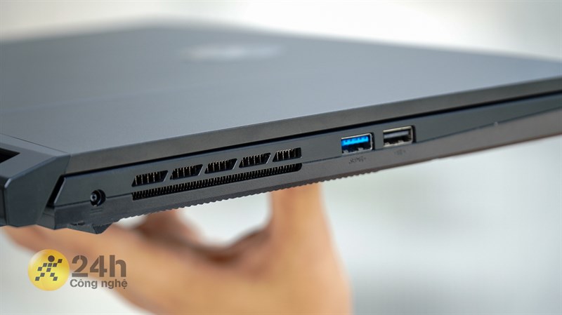 Các cổng kết nối ở cạnh trái MSI Gaming Alpha 15 B5EEK. Các cổng kết nối ở cạnh trái MSI Gaming Alpha 15 B5EEK.