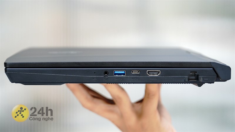 Các cổng kết nối ở cạnh phải MSI Gaming Alpha 15 B5EEK. Các cổng kết nối ở cạnh phải MSI Gaming Alpha 15 B5EEK.