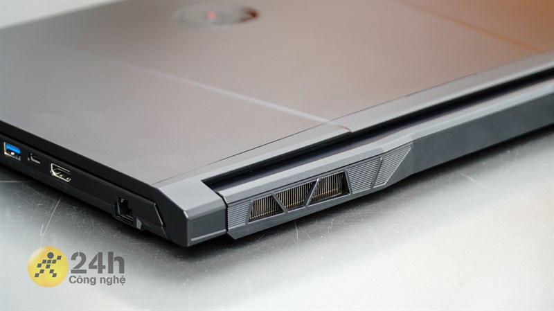 Bản lề của MSI Gaming Alpha 15 B5EEK cũng rất chắc chắn, không bị rung khi đánh máy dù mình dùng lực khá mạnh. Bản lề của MSI Gaming Alpha 15 B5EEK cũng rất chắc chắn, không bị rung khi đánh máy dù mình dùng lực khá mạnh.