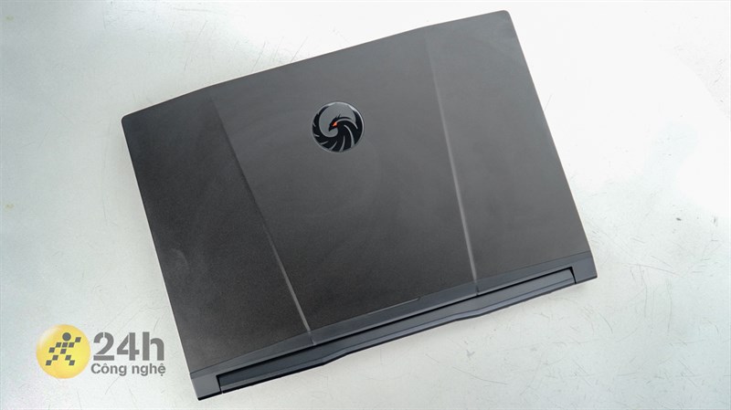 Tổng thể của MSI Gaming Alpha 15 B5EEK gây ấn tượng cho mình bởi sự hầm hố, mạnh mẽ, đặc biệt là ở các đường vát cắt trên thân máy. Tổng thể của MSI Gaming Alpha 15 B5EEK gây ấn tượng cho mình bởi sự hầm hố, mạnh mẽ, đặc biệt là ở các đường vát cắt trên thân máy.