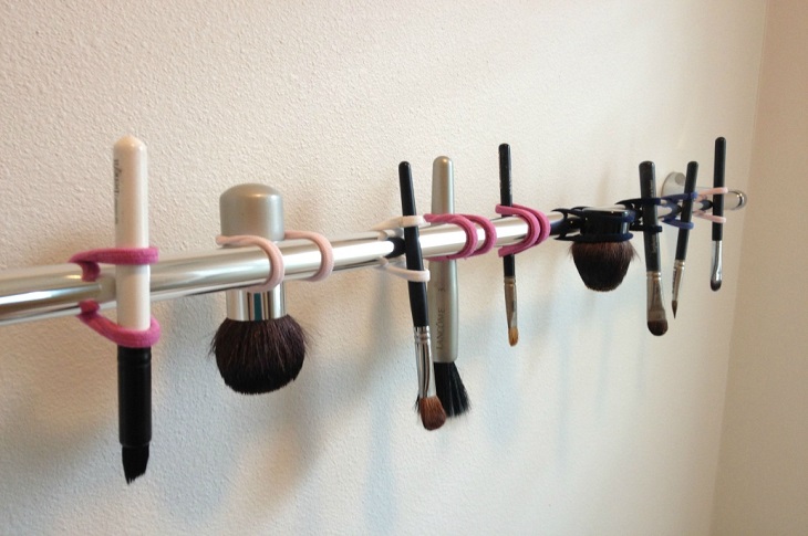 Air dry brushes and sponges in a dry, ventilated place