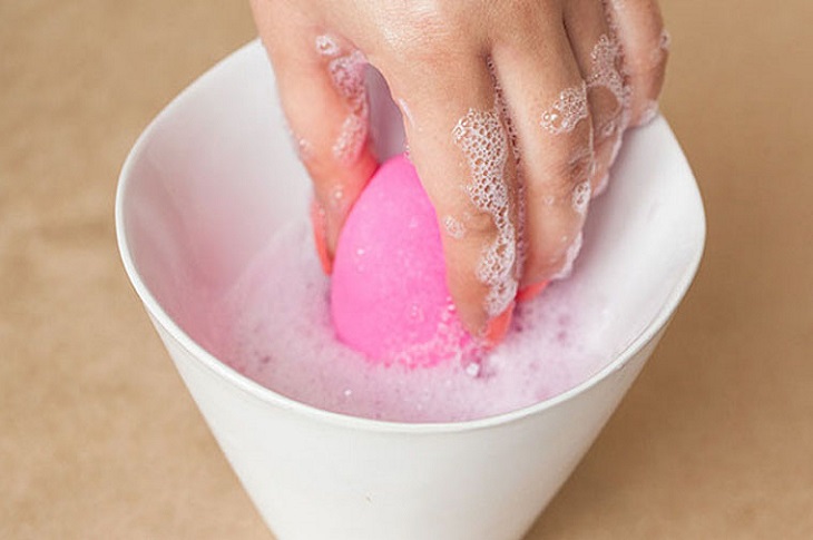 Cleaning the sponge with soap