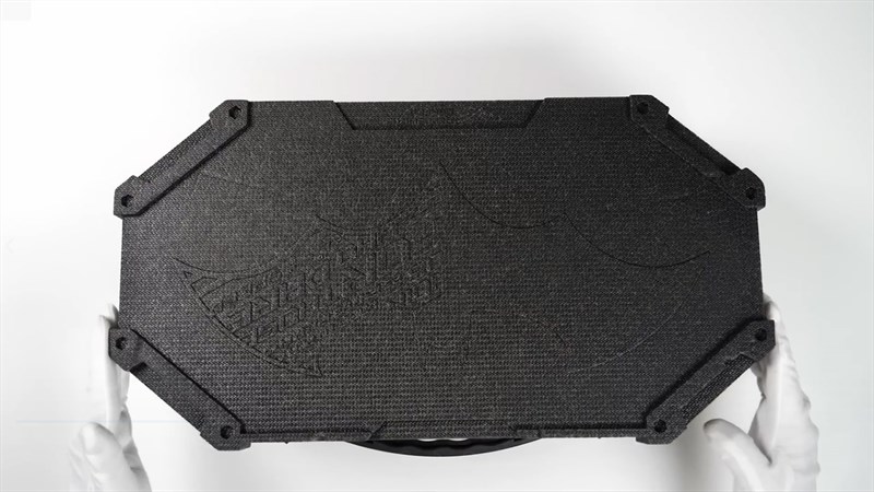 Mặt trước hộp đựng của ROG Phone 6 BATMAN Edition có hình chú dơi biểu tượng của Batman được in dập rất đẹp mắt