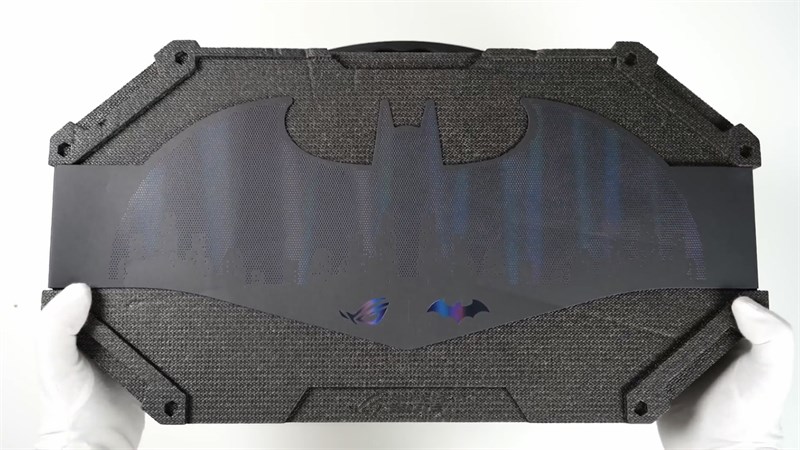 ROG Phone 6 BATMAN Edition nổi bật ngay từ phần hộp đựng