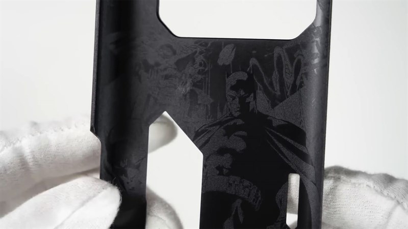 Mặt trong của ốp lưng Batman Aero Case là hình ảnh siêu anh hùng Batman được in rất ngầu