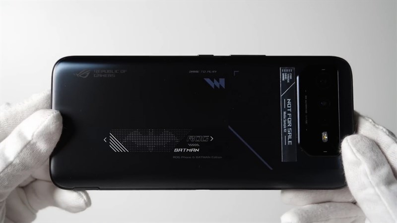 ROG Phone 6 BATMAN Edition có ngoại hình đẹp mắt mang đậm phong cách Batman