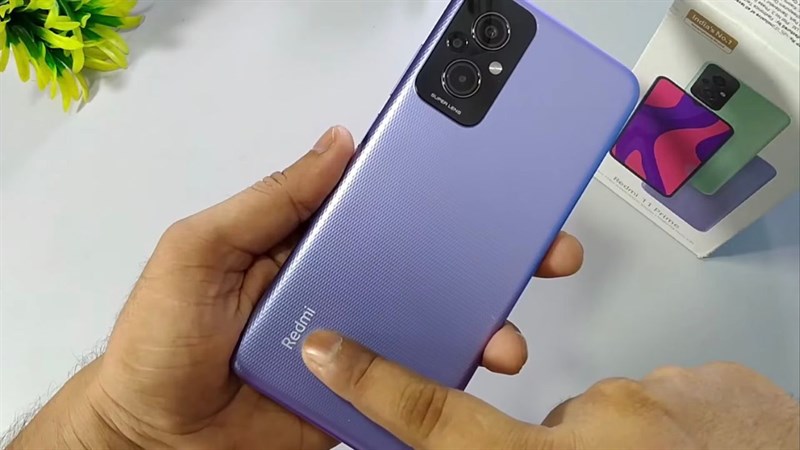 Mặt lưng của Redmi 11 Prime 4G còn nổi bật với cụm camera có cách sắp xếp các ống kính trông khá đẹp mắt.