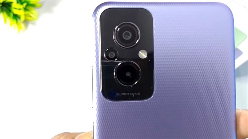 Mặt sau của Redmi 11 Prime 4G có thiết kế khá độc đáo với các đường vân tam giác chìm.