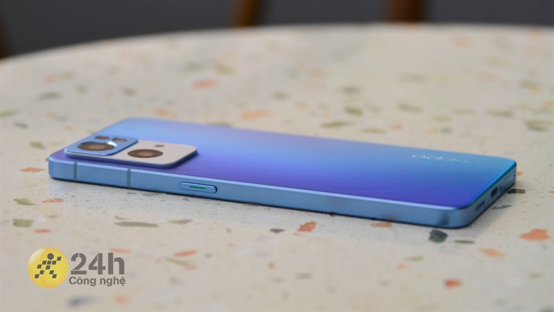 Khung viền là một trong những điểm khiến chiếc điện thoại này trở nên cực kỳ nổi bật và được nhiều người yêu thích. Khung viền là một trong những điểm khiến chiếc điện thoại này trở nên cực kỳ nổi bật và được nhiều người yêu thích.