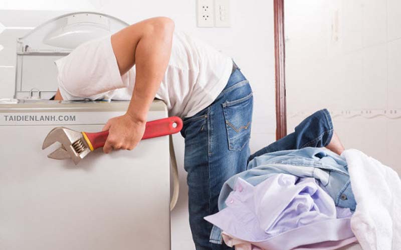 Tác hại của việc để quần áo kẹt trong máy giặt