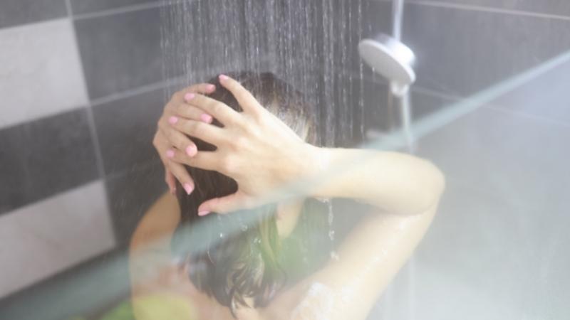 Tắm vòi sen bằng nước ấm