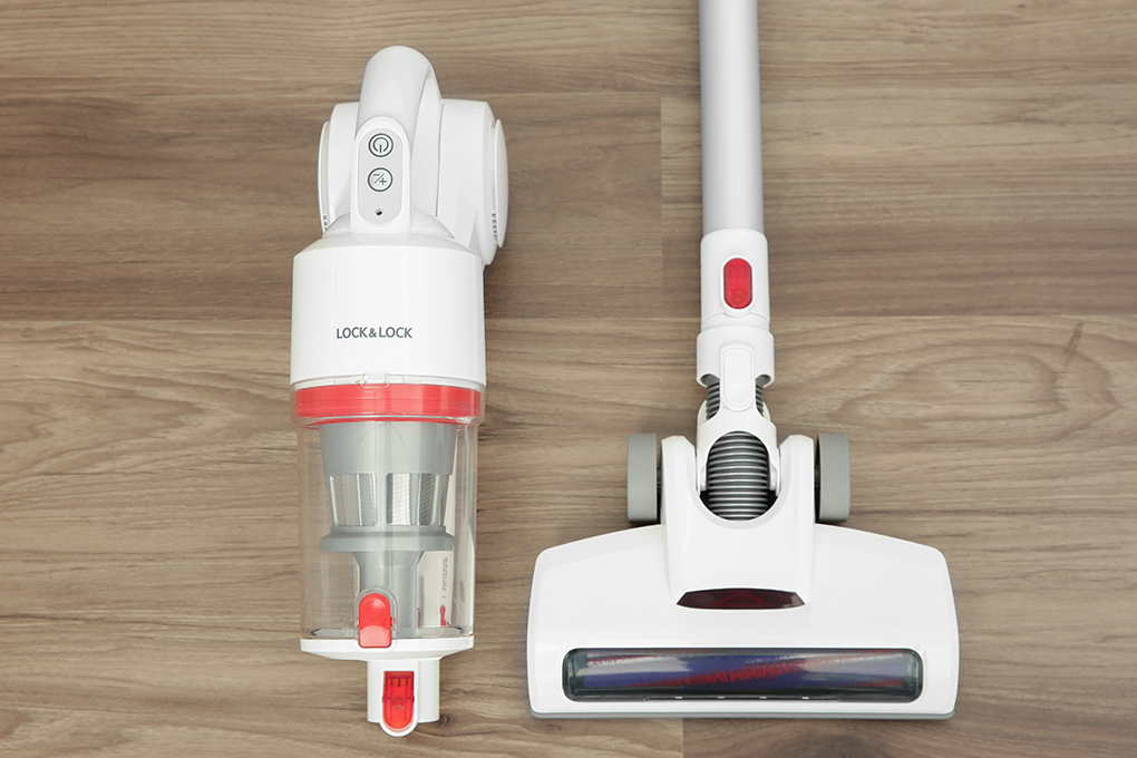Turn on the Lock&Lock vacuum cleaner at medium power when vacuuming small objects